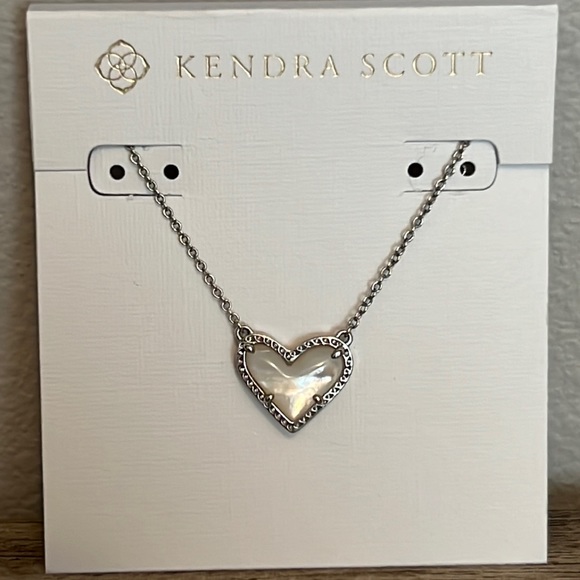 Kendra Scott Jewelry - Kendra Scott ❤️Ari Heart ❤️Silver Pendant Necklace in Ivory Mother of Pearl